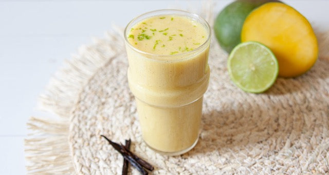Twee glazen mango-kaneelsmoothie met muntblaadjes ter garnering